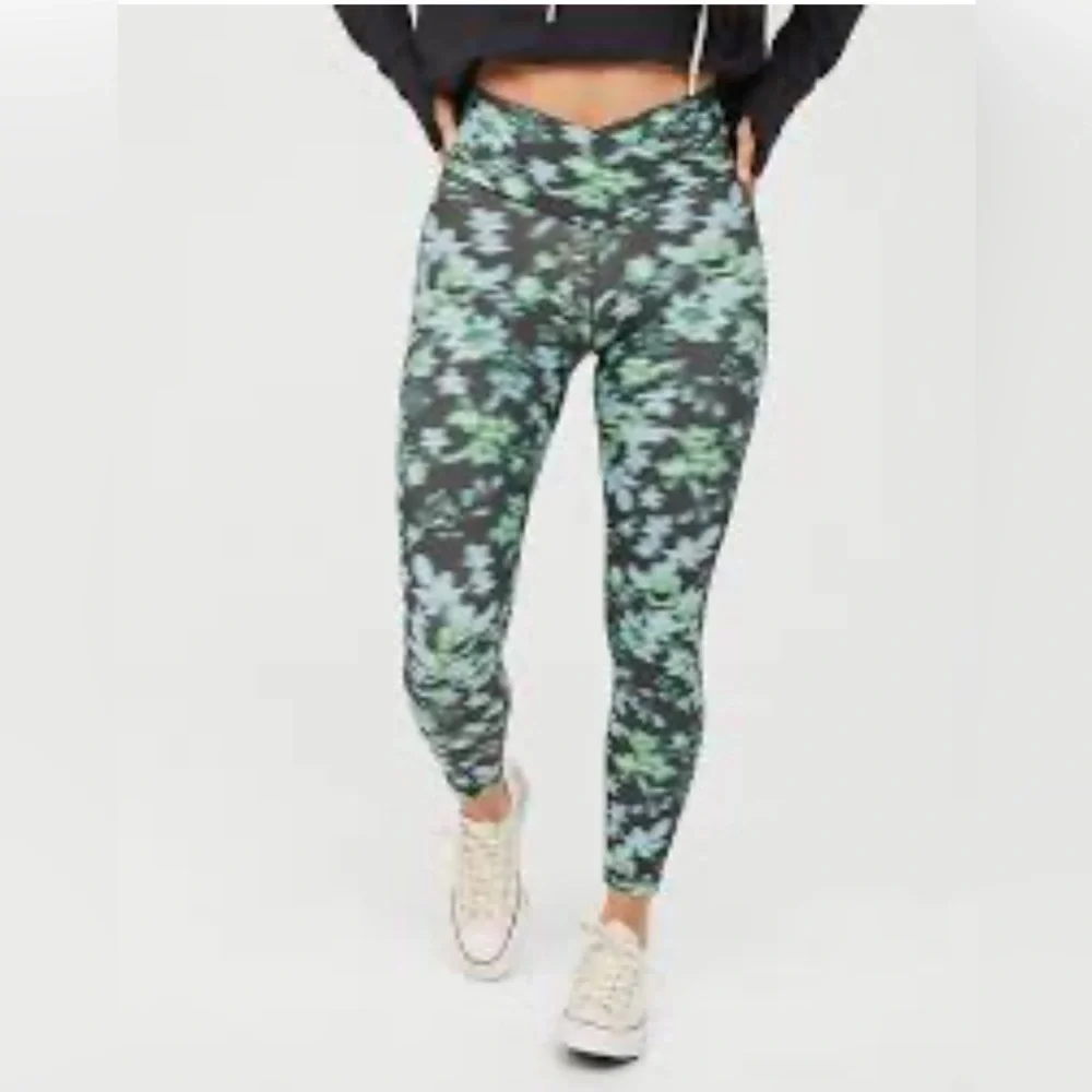 Offline by Aerie High Rise Crossover 7/8  Leggings Floral Print Size Medium